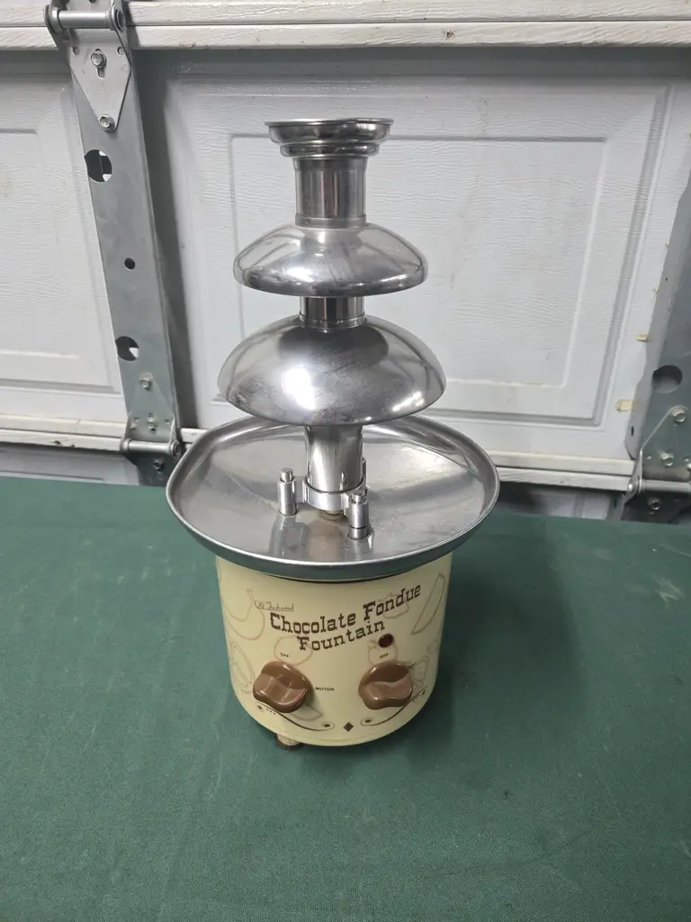 CHOCOLATE FONDUE FOUNTAIN