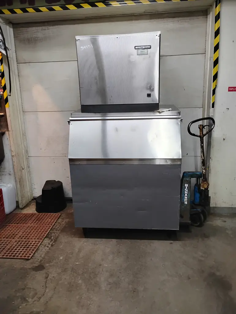 SCOTSMAN 626LB ICE MACHINE